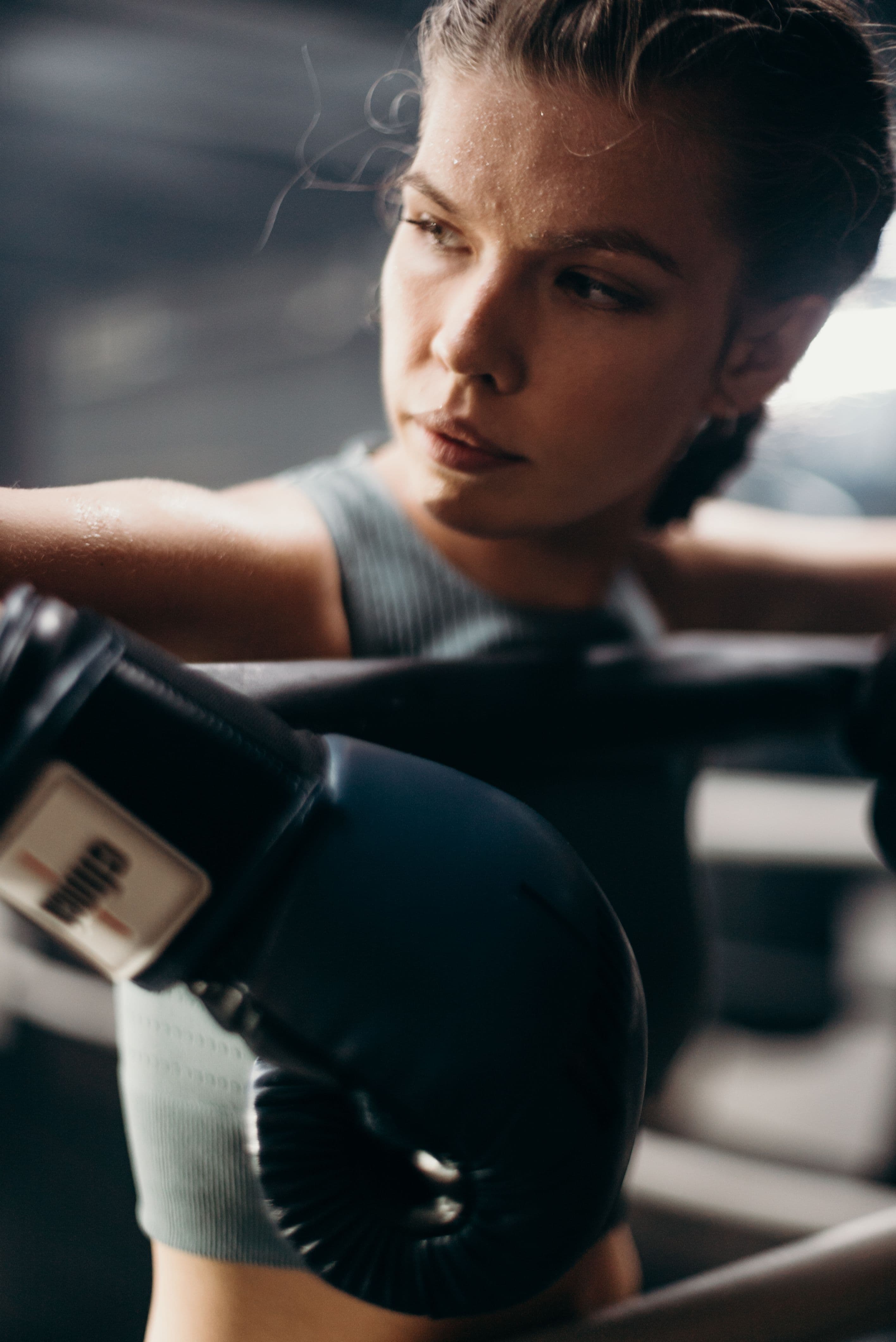 Sportive en gants de boxe, concentrée