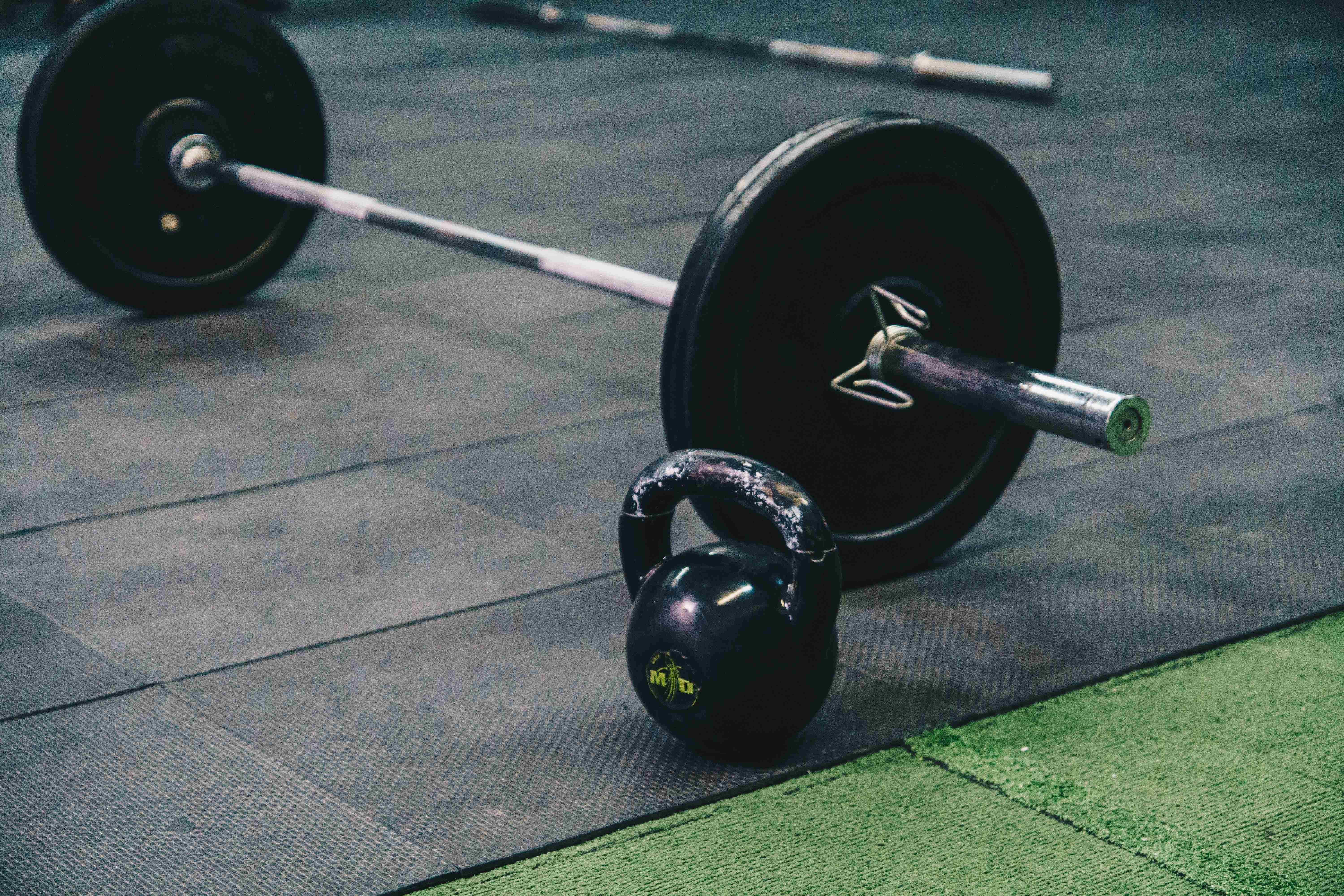 Barre et kettlebell sur le sol du studio
